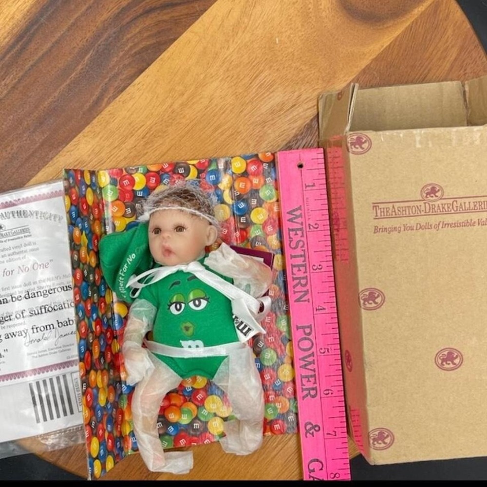 Ashton Drake M&M green doll‎ - Picture 3 of 7